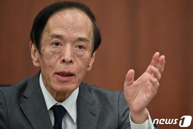 (도쿄 AFP=뉴스1) 우동명 기자 = 우에다 가즈오 일본은행 총재가 25일(현지시간) 도쿄의 일본은행 본사에서 일부 외신과 인터뷰를 갖고 있다. 2023.5.26  ⓒ AFP=뉴스1  Copyright (C) 뉴스1. All rights reserved. 무단 전재 및 재배포 금지.