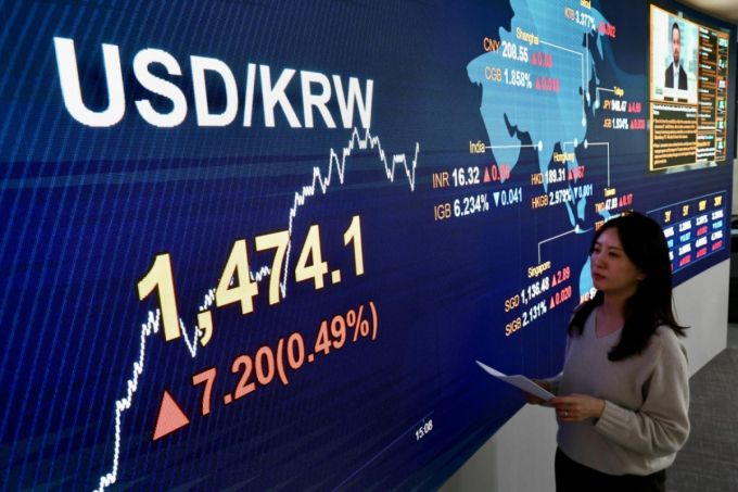 [서울=뉴시스] 김명년 기자 = 4일 오후 서울 여의도 KB국민은행 스마트딜링룸에서 딜러들이 업무를 보고 있다. 코스피는 전 거래일(4036.30)보다 7.79포인트(0.19%) 내린 4028.51에 마감했다. 코스닥 지수는 전 거래일(932.01)보다 2.18포인트(0.23%) 하락한 929.83에 거래를 마쳤다. 원·달러 환율은 전 거래일(1468.0)보다 5.5원 오른 1473.5원에 주간 거래를 마감했다. 2025.12.04. kmn@newsis.com /사진=김명년