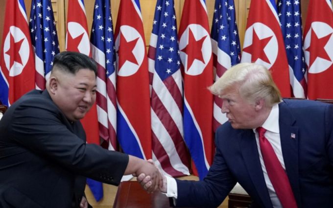 도널드 트럼프 미국 대통령이 1기 행정부 시절 김정은 북한 노동당 총비서 겸 국무위원장과 정상회담에 나선 모습 / 로이터=뉴스1