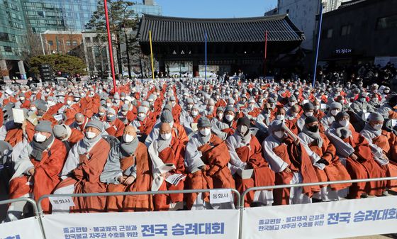 (서울=뉴스1) 장수영 기자 = 21일 오후 서울시 종로구 조계사에서 열린 전국승려대회에서 스님들이 정부 및 더불어민주당에 항의하고 있다.   2022.1.21/뉴스1