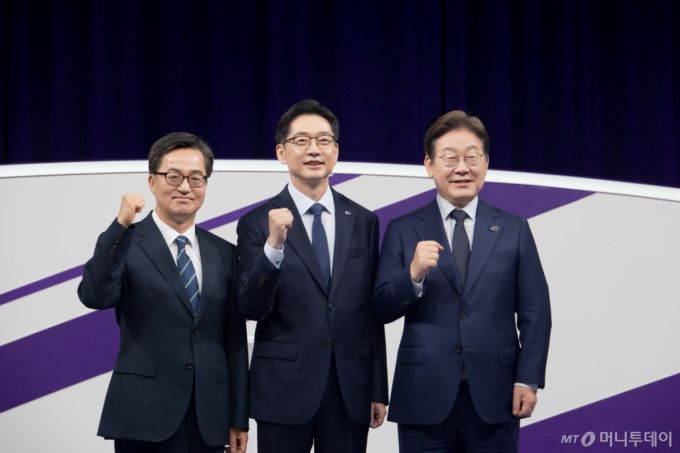 (서울=뉴스1) 국회사진취재단 = 18일 저녁 상암MBC 스튜디오에서 열린 더불어민주당 대선경선후보자 첫 TV토론에 참석한 (오른쪽부터)이재명, 김경수, 김동연 후보자가 파이팅을 외치고 있다. 2025.4.18/뉴스1  Copyright (C) 뉴스1. All rights reserved. 무단 전재 및 재배포,  AI학습 이용 금지. /사진=(서울=뉴스1) 국회사진취재단