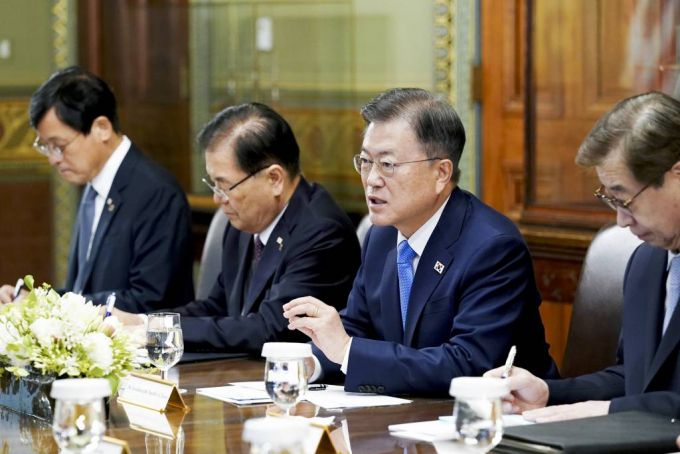 [워싱턴=뉴시스]추상철 기자 = 미국을 방문 중인 문재인 대통령이 21일 오전(현지시간) 미국 워싱턴 아이젠하워 행정동에서 카멀라 해리스 미국 부통령 일행과 간담회를 하고 있다. 2021.05.21. scchoo@newsis.com