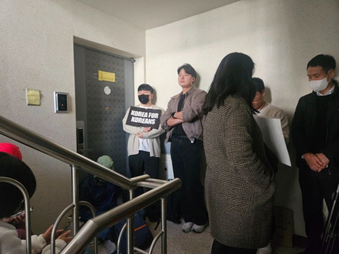 27일 오후 황 전 총리 지지자들이 현관 앞에서 대기하는 중이다. /사진=박상혁 기자.