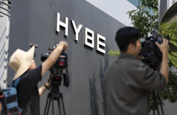 지난 7월24일 하이브 방시혁 의장의 사기적 부정거래 의혹을 수사 중인 경찰이 서울 용산구 하이브 본사를 압수수색했다./사진=뉴시스.