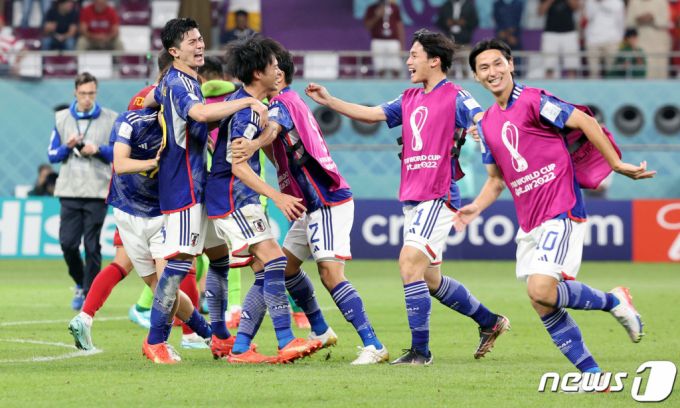 (도하(카타르)=뉴스1) 이동해 기자 = 1일(현지시간) 저녁 카타르 도하 칼리파 스타디움에서 열린 2022 카타르 월드컵 조별리그 E조 3차전 스페인과 일본의 경기에서 2대1로 역전승을 거둔 일본 선수들이 환호하고 있다. 일본은 조 1위로 16강 티켓을 따냈다. 2022.12.2/뉴스1  Copyright (C) 뉴스1. All rights reserved. 무단 전재 및 재배포 금지.