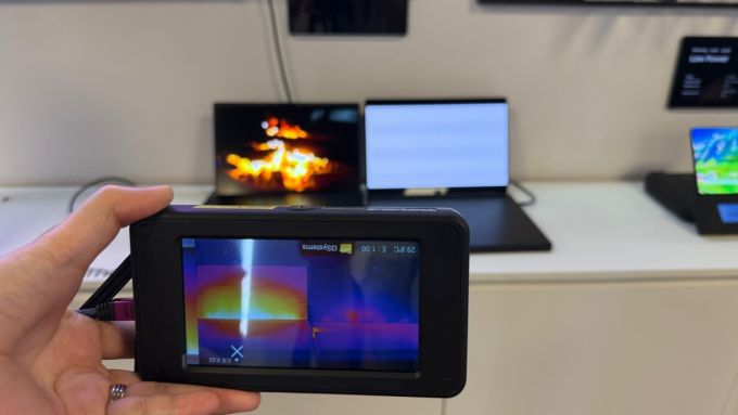 LCD(왼쪽)과 OLED(오른쪽)의 발열을 비교한 모습. LCD 패널의 발열이 더 심한 것을 알 수 있다. /사진=김남이 기자