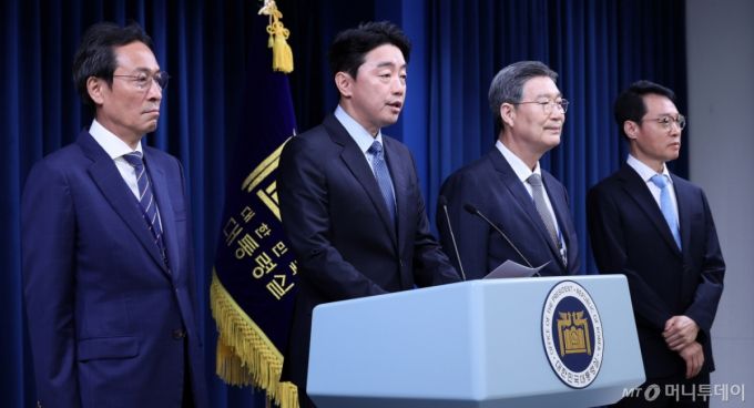 (서울=뉴스1) 박지혜 기자 = 강훈식 대통령 비서실장이 8일 서울 용산구 대통령실 청사에서 수석급 인선 발표를 하고 있다.  이재명 대통령은 대통령실 정무수석비서관에 우상호 전 더불어민주당 의원을, 민정수석비서관과 홍보수석비서관에 오광수 대륙아주 변호사와 이규연 전 JTBC 대표를 임명했다고 강 비서실장이 이날 브리핑을 통해 밝혔다.  왼쪽부터 우상호 정무수석, 강훈식 비서실장, 오광수 민정수석, 이규연 홍보수석. 2025.6.8/뉴스1  Copyright (C) 뉴스1. All rights reserved. 무단 전재 및 재배포,  AI학습 이용 금지. /사진=(서울=뉴스1) 박지혜 기자