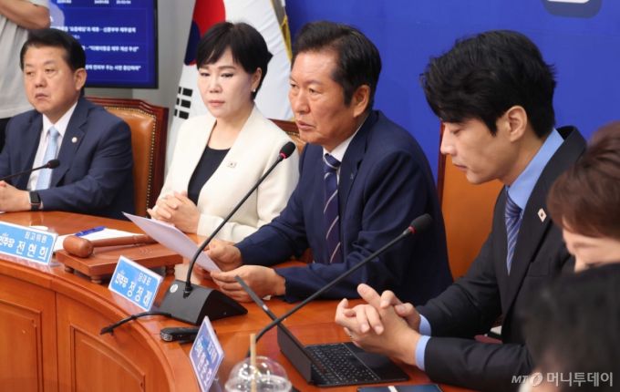 [서울=뉴시스] 조성봉 기자 = 정청래 더불어민주당 대표가 11일 오전 서울 여의도 국회에서 열린 최고위원회의에서 발언을 하고 있다.2025.08.11. suncho21@newsis.com /사진=조성봉