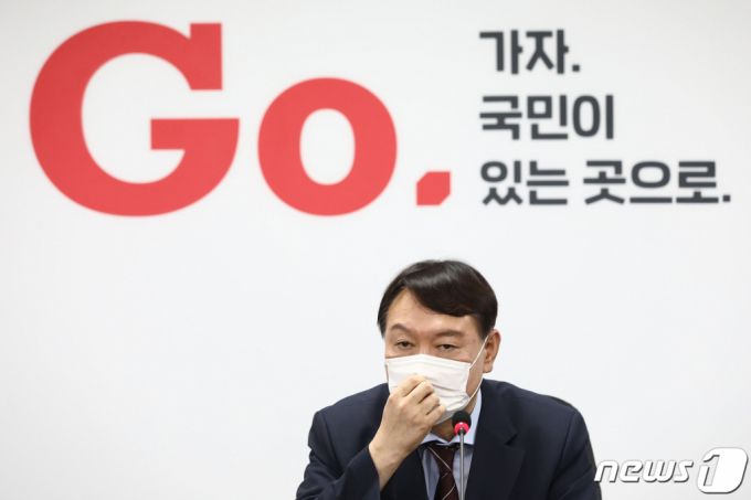 (서울=뉴스1) 구윤성 기자 = 야권 대선주자인 윤석열 전 검찰총장이 30일 오후 서울 여의도 국민의힘 중앙당사에서 입당원서를 제출한 뒤 취재진과 질의응답을 하고 있다. 윤 전 총장의 입당은 지난 3월4일 검찰총장에서 사퇴한지 148일, 6월29일 대권도전을 선언한지 31일만의 일이다. 2021.7.30/뉴스1