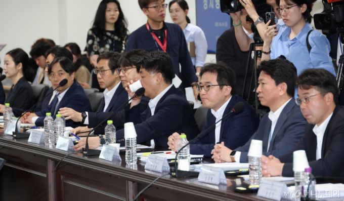 [서울=뉴시스]  20일 서울 종로구 국정기획위원회에서 열린 정치행정분과 검찰청 업무보고에 참석해 대검찰청 관계자들이 긴장한 모습을 보이고 있다. (공동취재) 2025.06.20.
