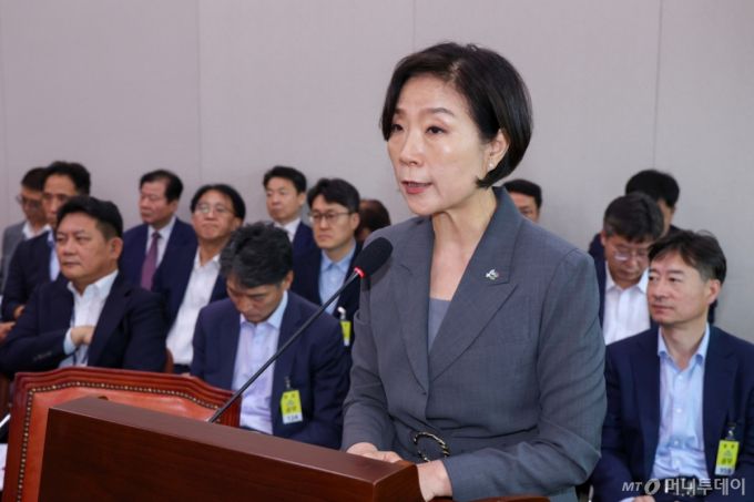 (서울=뉴스1) 안은나 기자 = 오영주 중소벤처기업부 장관이 25일 오전 서울 여의도 국회에서 열린 제426회국회(임시회) 산업통상자원중소벤처기업위원회 제1차 전체회의에서 추경안 보고를 하고 있다. 2025.6.25/뉴스1  Copyright (C) 뉴스1. All rights reserved. 무단 전재 및 재배포,  AI학습 이용 금지. /사진=(서울=뉴스1) 안은나 기자