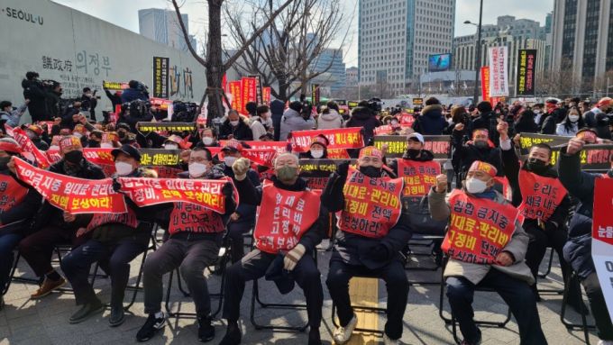 15일 오후 2시 '코로나 피해 자영업 총연합'(이하 '코자총') 소속 자영업자 299명이 서울 종로구 광화문시민열린마당에서 정부의 코로나19(COVID-19) 정책을 규탄하는 시위를 벌였다. /사진=홍효진 기자