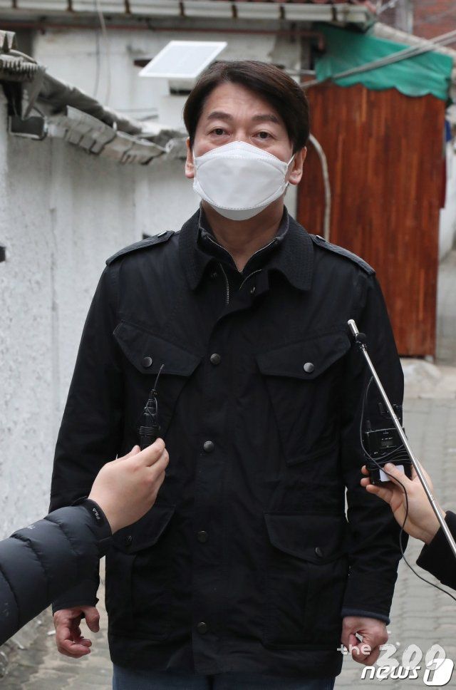 (서울=뉴스1) 신웅수 기자 = 4·7 서울시장 보궐선거에 출마한 안철수 국민의당 대표가 지난달 28일 오후 서울 동작구 노량진1재정비촉진구역을 방문한 후 취재진의 질의에 답변하고 있다. 2021.2.28/뉴스1