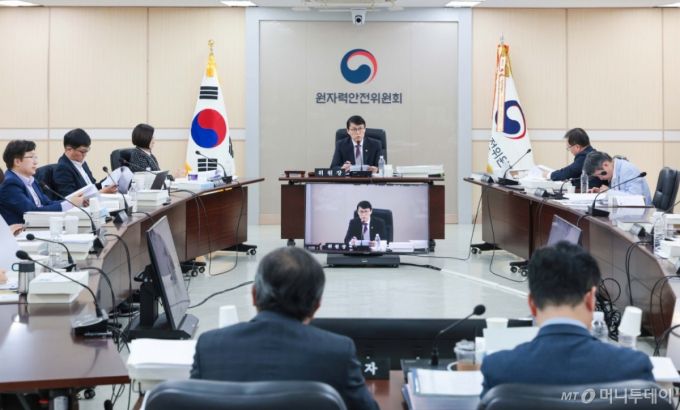 최원호 원자력안전위원회 위원장이 13일 서울 중구  원자력안전위원회 대회의실에서 열린 제224회 원자력안전위원회 회의에서 위원들과 안건에 대해 논의하고 있다. / 사진제공=원자력안전위원회