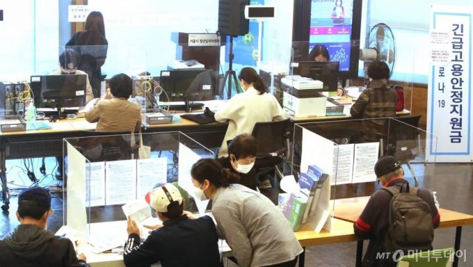 지난10월 코로나19 여파로 소득이 감소한 대리기사 등 특수고용직 종사자(특고)와 프리랜서에게 지급하는 2차 긴급고용안정지원금 현장 접수가 진행되고 있다./사진=뉴시스