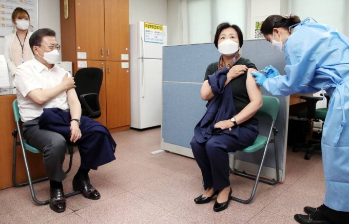 [서울=뉴시스]박영태 기자 = 문재인 대통령이 23일 오전 서울  종로구보건소에서 아스트라제네카(AZ)사의 코로나19 백신을 접종 후 김정숙 여사의 접종을 바라보고 있다. 2021.03.23. since1999@newsis.com