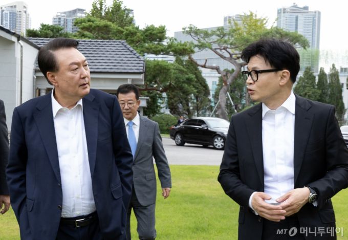 윤석열 대통령이 21일 서울 용산 대통령실 파인그라스 앞에서 한동훈 국민의힘 대표와 대화를 하고 있다.  (대통령실 제공) 2024.10.21/사진=뉴스1 /사진=(서울=뉴스1) 송원영 기자