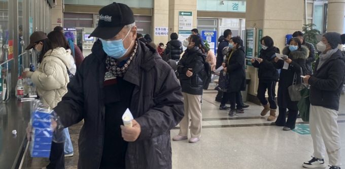 병원 로비에 약을 받기 위해 줄을 선 환자와 보호자들이 가득하다./사진=우경희 특파원