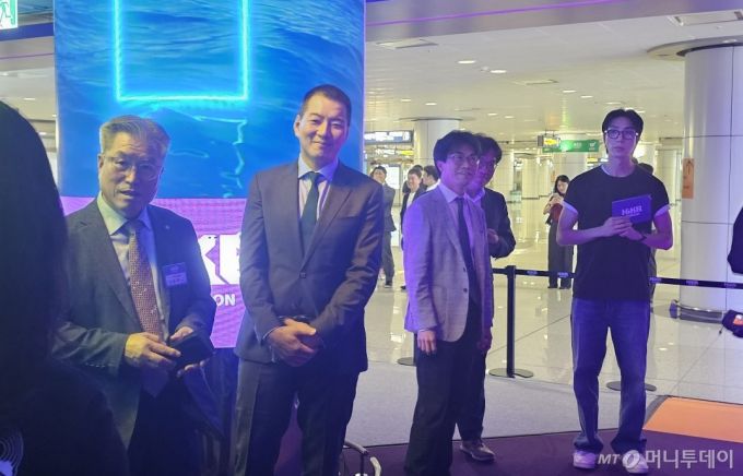 29일 인천 영종도 인천국제공항 1터미널에 마련된 한국관광공사의 체험공간 '하이커 스테이션' 개관식에서 배우 송일국씨(왼쪽 2번째)가 콘텐츠를 체험하고 있다. / 사진 = 오진영 기자