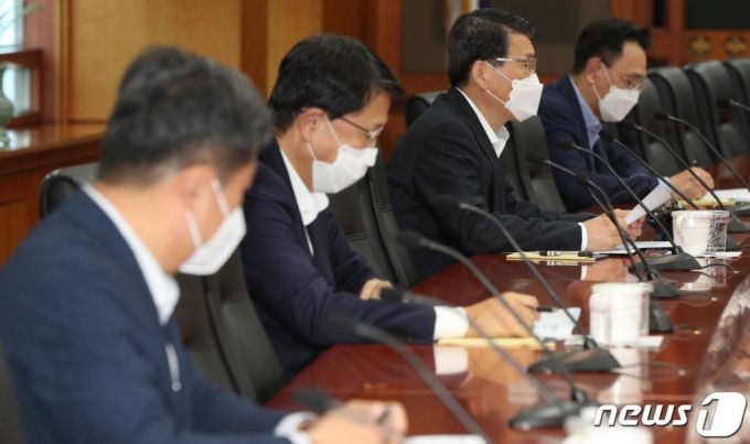 (서울=뉴스1) 신웅수 기자 = 은성수 금융위원장이 27일 오후 서울 여의도 금융투자협회에서 열린 증권업계 간담회에서 모두발언을 하고 있다. 왼쪽부터 김정각 금융위원회 자본시장정책관, 장석훈 삼성증권 대표, 은 위원장, 이현 키움증권 대표. 2020.8.27/뉴스1