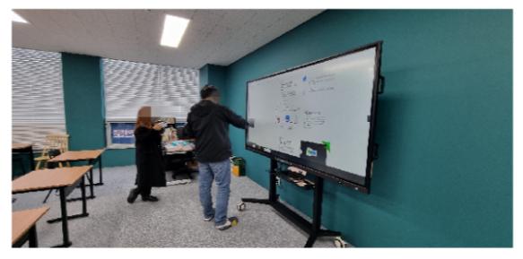 파주 퍼스트매쓰수학 학원에서 전자칠판 시연 모습/사진제공=현대전자칠판