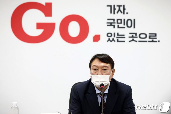 야권 대선주자인 윤석열 전 검찰총장이 30일 오후 서울 여의도 국민의힘 중앙당사에서 입당원서를 제출한 뒤 취재진과 질의응답을 하고 있다. 윤 전 총장의 입당은 지난 3월4일 검찰총장에서 사퇴한지 148일, 6월29일 대권도전을 선언한지 31일만의 일이다. /사진=뉴스1.