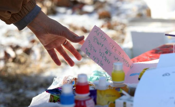 5일 경기 양평군 서종면 하이패밀리 안데르센 공원묘원에 안치된 故 정인 양의 묘지에서 추모객이 정인양 추모 메시지가 적힌 편지를 놓고 있다. /사진=뉴시스