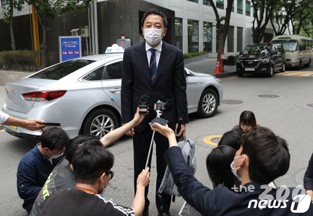 (서울=뉴스1) 임세영 기자 = 금태섭 전 더불어민주당 의원이 29일 오후 서울 영등포구 여의도 더불어민주당사에서 열린 윤리심판원 징계논의에 참석하기 앞서 취재진의 질문에 답하고 있다. 금 전 의원은 지난해 12월 국회 본회의에서 고위공직자범죄수사처(공수처) 법안 투표 당시 기권표를 던졌다. 이후 민주당 윤리심판원은 지난 5월25일 금 전 의원이 당론과 다른 의견을 냈다는 이유로 '경고' 처분을 내린 게 알려지면서 논란이 생겼고 금 전 의원은 지난 2일 재심을 신청했었다. 2020.6.29/뉴스1