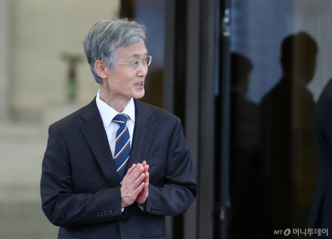 [서울=뉴시스] 김진아 기자 = 조희대 대법원장이 17일 서울 서초구 대법원에서 퇴근하고 있다.    조 대법원장은 이날 한덕수 전 국무총리와 이재명 대통령의 공직선거법 위반 사건 처리를 논의했다는 의혹을 전면 부인했다. 2025.09.17. bluesoda@newsis.com /사진=김진아