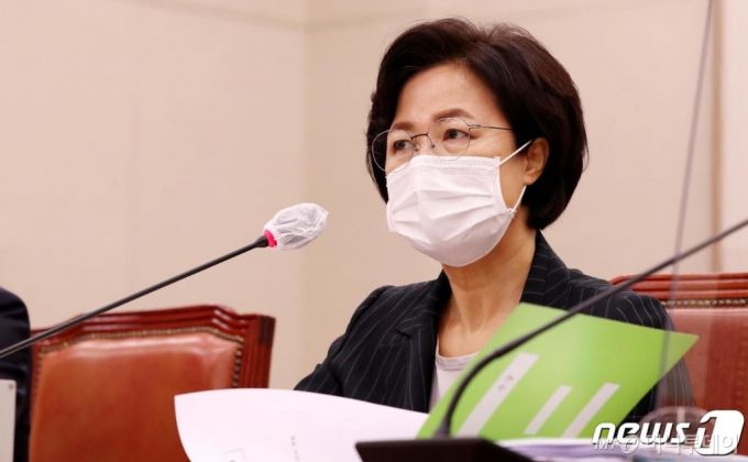 (서울=뉴스1) 신웅수 기자 = 추미애 법무부 장관이 12일 오후 서울 여의도 국회에서 열린 법제사법위원회의  법무부 등에 대한 국정감사에서 의원들의 질의에 답하고 있다. 2020.10.12/뉴스1