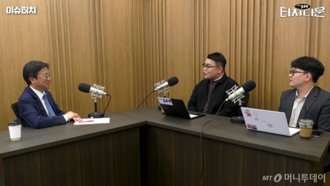 왼쪽부터 이용우 더불어민주당 의원, 김도현 머니투데이 기자, 조성준 머니투데이 기자