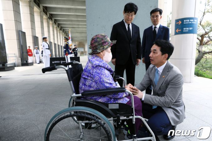 (서울=뉴스1) 박정호 기자 = 박민식 국가보훈처장이 12일 오전 서울 용산구 전쟁기념관 전사자명비 앞에서 6.25전쟁영웅 고 김한준 대위의 배우자 양옥자 어르신과 대화를 나누고 있다. 뒤쪽은 윤형주 한국해비타트 이사장(왼쪽)과 최준우 한국주택금융공사 사장.  국가보훈처와 한국주택금융공사, 한국해비타트는 6.25 참전 유공자의 주거 및 생활 환경 개선 및 삶의 질 향상을 위해 주거환경 개선사업인 '아너하우스' 사업을 진행한다. 2023.5.12/뉴스1  Copyright (C) 뉴스1. All rights reserved. 무단 전재 및 재배포 금지.