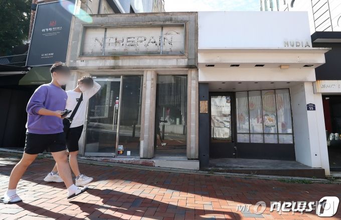 8일 오전 서울 서대문구 이화여대 앞 폐업한 매장 앞으로 시민들이 지나고 있다. 코로나 19 사태로 폐업한 소상공인에게 2차 긴급재난지원금을 지급하기로 했다. /사진=뉴스1