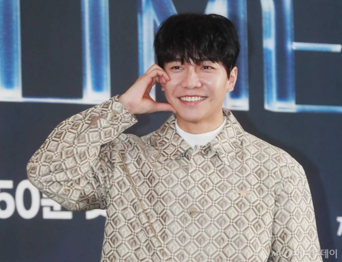 가수 이승기가 15일 서울 마포구 스탠포드호텔에서 열린 JTBC 예능 프로그램 '피크타임' 제작발표회에 참석해 포즈를 취하고 있다.  ‘피크타임’은 무대가 절실한 현역 아이돌부터 빛을 보지 못한 경단(경력단절), 해체돌까지 다시 한 번 무대에 올라 뜨거운 경쟁을 벌이는 팀전 서바이벌이다. /2023.2.15 /사진=이동훈 기자 photoguy@