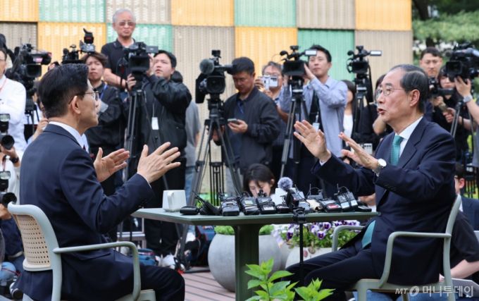 김문수 국민의힘 대통령 후보와 한덕수 무소속 대선 예비후보가 8일 서울 여의도 국회 강변서재에서 '후보 단일화' 회동을 하고 있다.(공동취재) 2025.5.8/사진=뉴스1 /사진=(서울=뉴스1) 김민지 기자