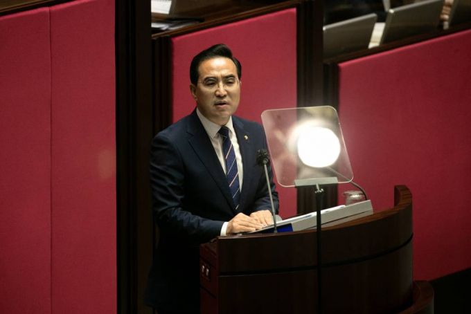 [서울=뉴시스 고범준 기자 = 더불어민주당 박홍근 원내대표가 20일 오전 국회에서 열린 본회의에서 교섭단체대표 연설을 하고 있다. (공동취재사진) 2022.07.20.