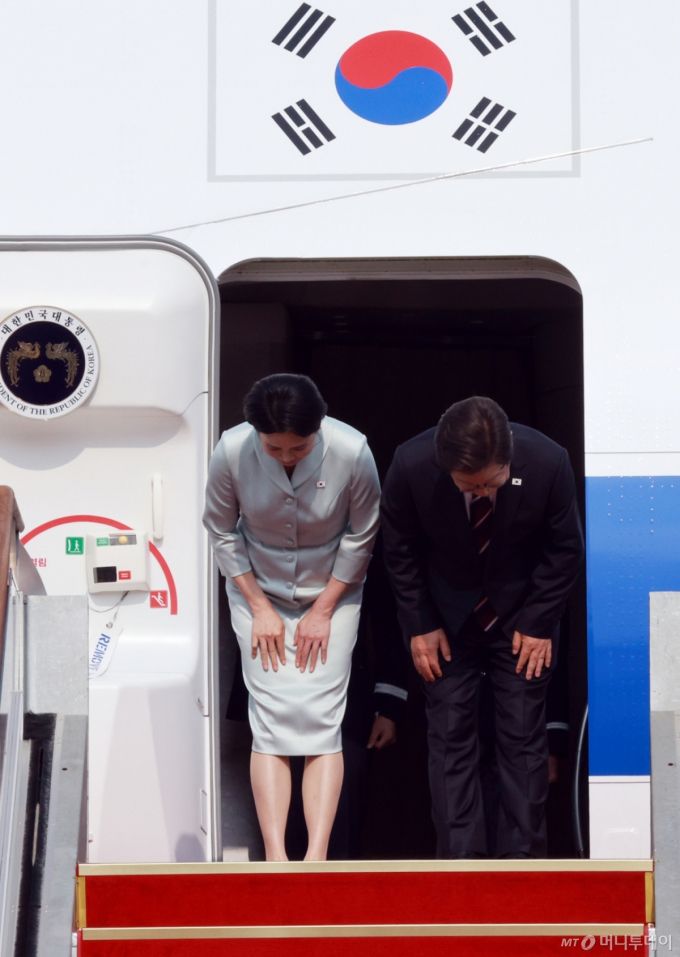 [성남=뉴시스] 최진석 기자 = 주요 7개국(G7) 정상회의 참석차 캐나다를 방문하는 이재명 대통령과 부인 김혜경 여사가 16일 성남 서울공항에서 공군 1호기에 탑승해 인사하고 있다. 2025.06.16. myjs@newsis.com /사진=고범준