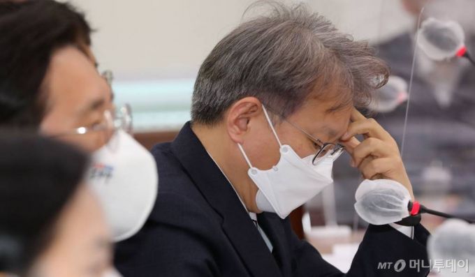 권칠승 중소벤처기업부 장관이 18일 서울 여의도 국회에서 열린 산업통상자원중소벤처기업위원회 전체회의에서 소상공인 손실보상 관련 질의를 듣고 있다. /사진=공동취재사진