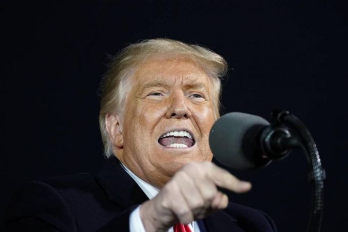 도널드 트럼프 미국 대통령이 14일(현지시간) 미 아이오와주 디모인의 디모인 국제공항에서 선거 유세를 하고 있다./사진=[디모인=AP/뉴시스]