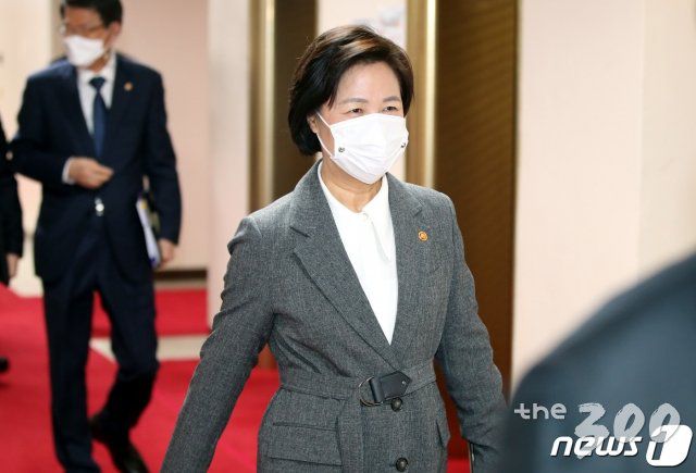 (서울=뉴스1) 이광호 기자 = 추미애 법무부 장관이 1일 오전 서울 종로구 정부서울청사에서 열린 국무회의에 참석하고 있다. 2020.12.1/뉴스1