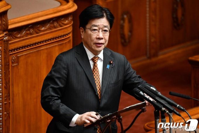 (도쿄 AFP=뉴스1) 우동명 기자 = 가토 가쓰노부 일본 후생노동상이 11일(현지시간) 도쿄 참의원 회의에 참석해 코로나19 관련 답변을 하고 있다.  ⓒ AFP=뉴스1