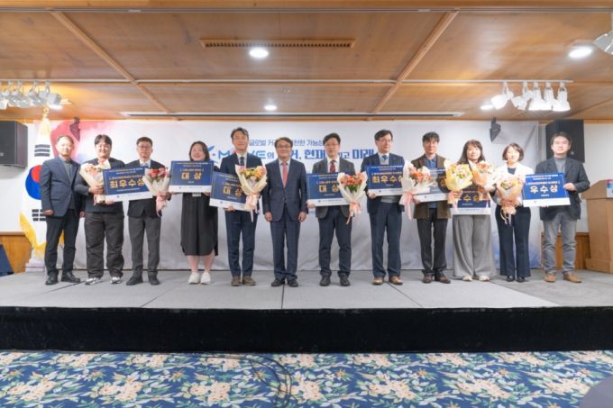 이우영 한국산업인력공단 이사장(왼쪽에서 여섯번째)이 지난해 11월 25일 전북 무주에서 열린 해외취업지원사업 우수사례 시상식에서 수상자와 기념촬영을 하고 있다. 2024.11.25. /사진제공=한국산업인력공단