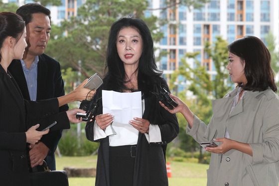 이재명 경기지사와 스캔들 진실공방을 벌이고 있는 배우 김부선. 2018.9.28/뉴스1