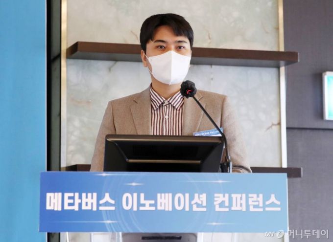 오승우 클로버추얼패션 대표가 22일 서울 중구 더플라자호텔에서 열린 '2022 메타버스 이노베이션 컨퍼런스'에서 발표를 하고 있다. /사진=김휘선 기자 hwijpg@
