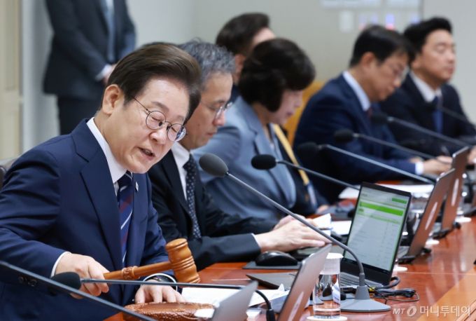 [서울=뉴시스] 고범준 기자 = 이재명 대통령이 1일 서울 용산 대통령실 청사에서 열린 국무회의에서 의사봉을 두드리고 있다. (대통령실통신사진기자단) 2025.07.01. bjko@newsis.com /사진=