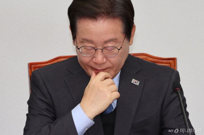 [서울=뉴시스] 권창회 기자 = 이재명 더불어민주당 대표가 9일 오전 서울 여의도 국회에서 열린 최고위원회의에서 생각에 잠겨 있다. 2025.04.09. kch0523@newsis.com /사진=권창회