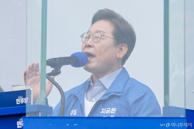 (서울=뉴스1) 안은나 기자 = 이재명 더불어민주당 대통령 후보가 제21대 대통령선거를 하루 앞둔 2일 오전 서울 강북구 북서울꿈의숲 서문광장을 찾아 지지를 호소하고 있다. 2025.6.2/뉴스1  Copyright (C) 뉴스1. All rights reserved. 무단 전재 및 재배포,  AI학습 이용 금지. /사진=(서울=뉴스1) 안은나 기자