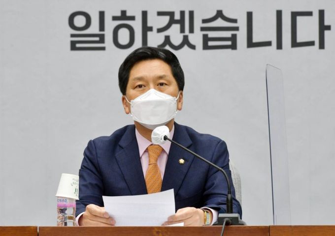 [서울=뉴시스최동준 기자 = 국민의힘 김기현 대표 권한대행 겸 원내대표가 11일 서울 여의도 국회에서 열린 원내대책회의에서 발언하고 있다. (공동취재사진) 2021.05.11. photo@newsis.com