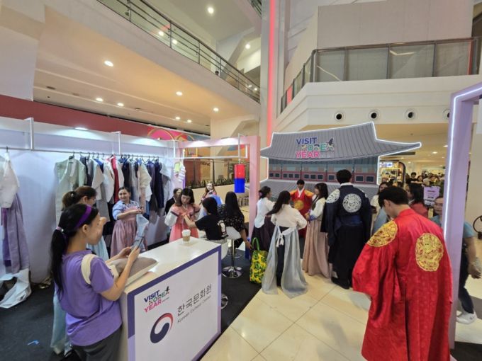 필리핀 마닐라 마카피 쇼핑몰에서 문화체육관광부와 한국관광공사가 함께 지난 9월 개최한 'K-관광 로드쇼' 현장. 현지 2030세대들이 K-팝과 한복입기 등 K-컬처와 K-관광을 체험하기 위해 몰려들어 큰 인기를 끌었다.