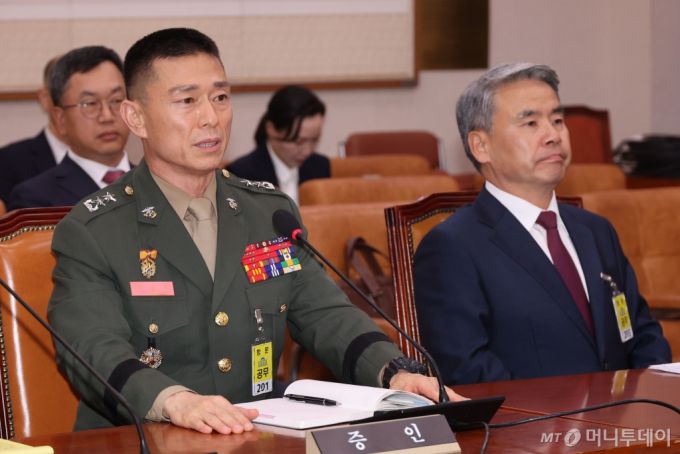임성근 전 해병대 1사단장이 19일 오후 서울 여의도 국회에서 열린 법제사법위원회 윤석열 대통령 탄핵소추안 즉각 발의 요청에 관한 청원 관련 청문회에서 손을 들어 발언기회를 얻은 뒤 발언하고 있다. 2024.07.19. /사진=뉴시스